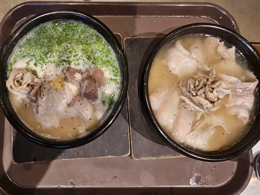 色合いの異なる二杯のクッパ