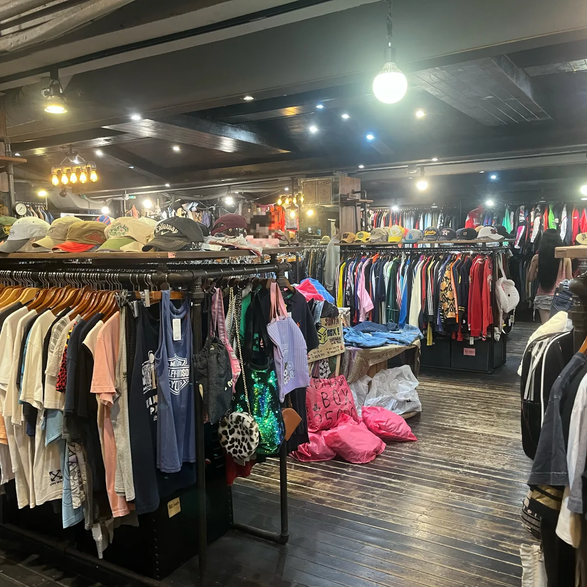 VINTAGE SANTA 弘大店 — 帽子と古着が並ぶ木床の店内