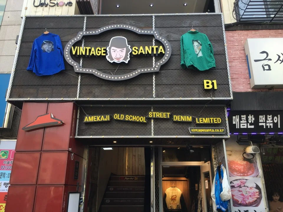 VINTAGE SANTA 弘大店 — 黄色い店名看板と入口