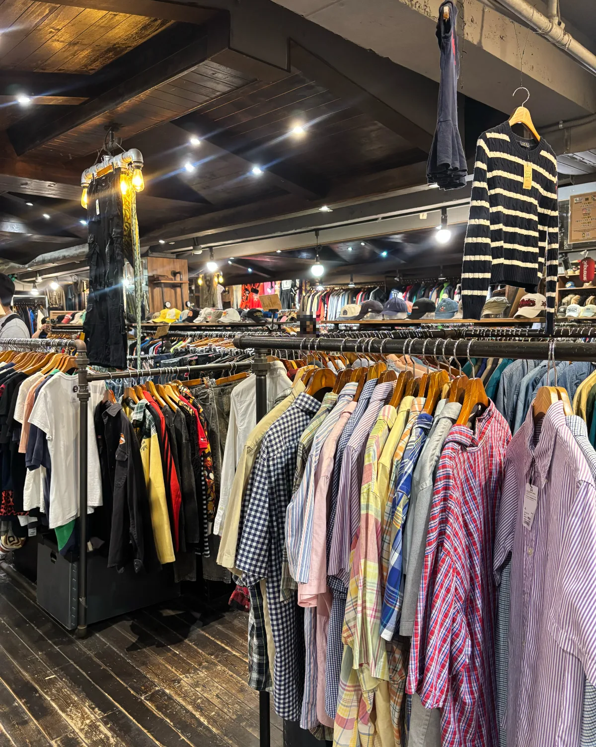 VINTAGE SANTA 弘大店 — チェックシャツが並ぶ店内