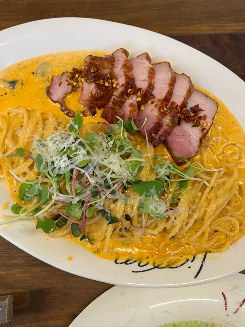 豚トロをのせたクリームパスタ