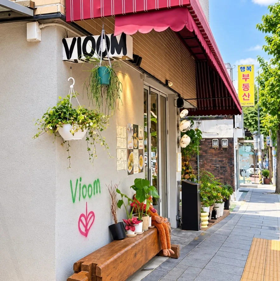 Vioom 安国店 — 赤いひさしとVIOOMの看板