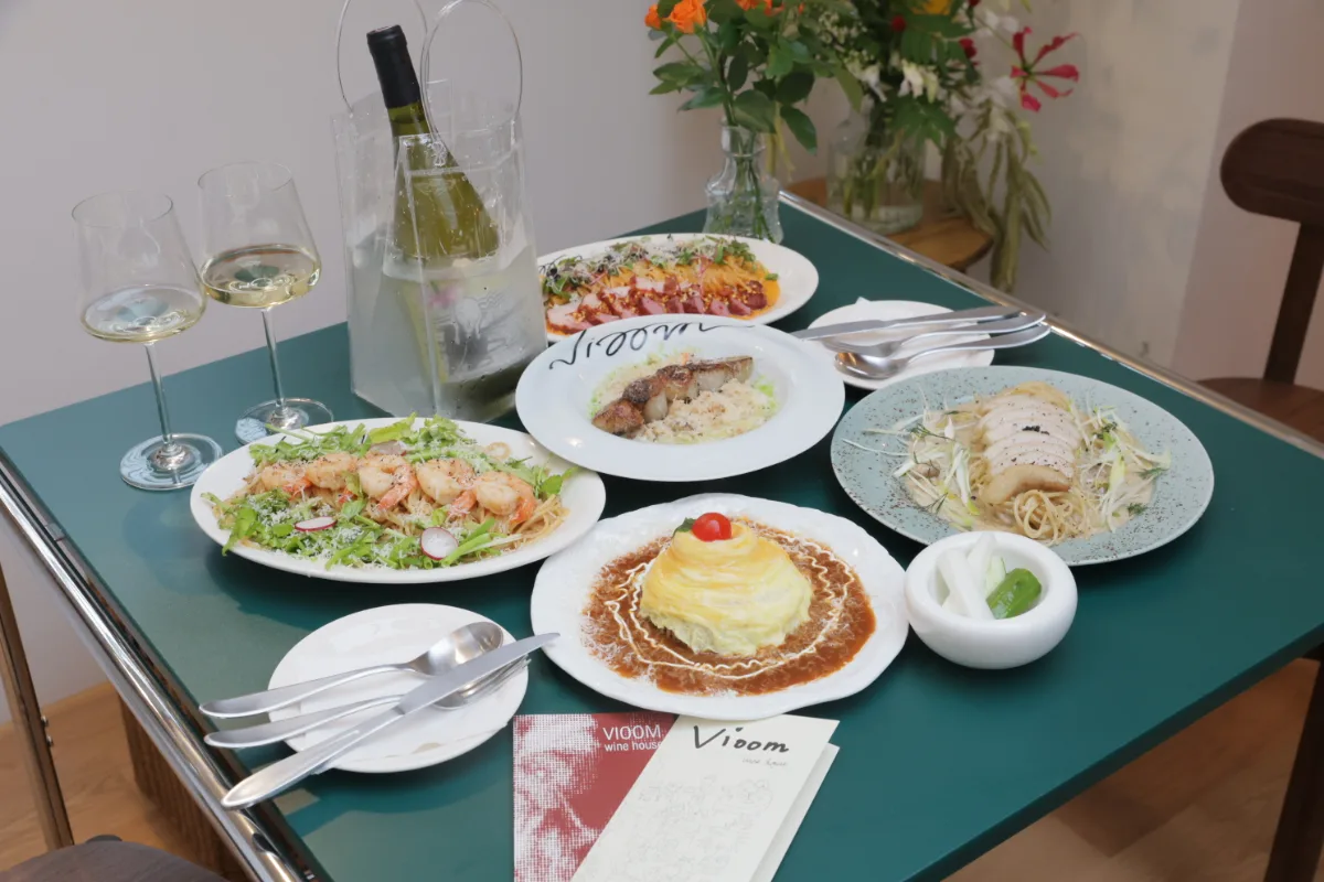 Vioom 安国店 — 料理が並ぶテーブル