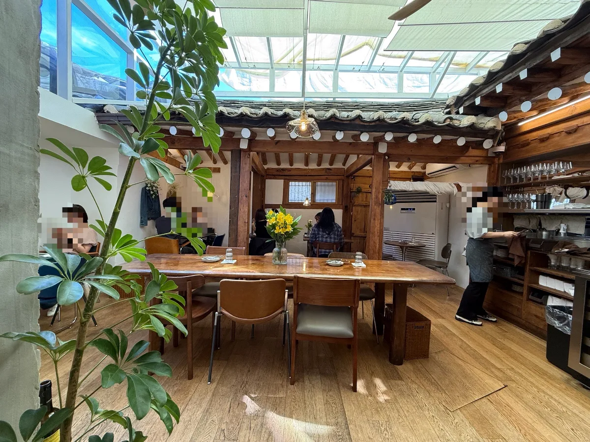Vioom 安国店 — 木組みと大きなテーブルのある席