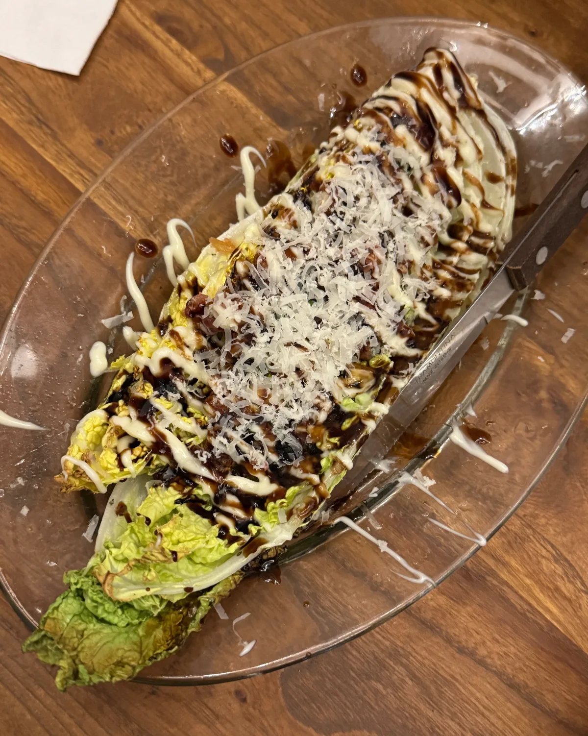 ソースとチーズをかけた白菜のサラダ