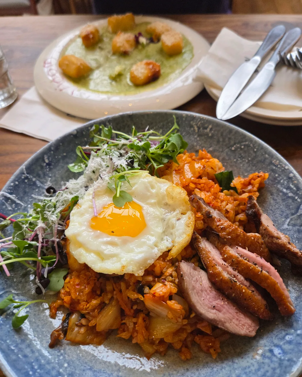 Vioom 安国店 — 鴨の胸肉をのせたキムチチャーハンとバジルクリームのニョッキ
