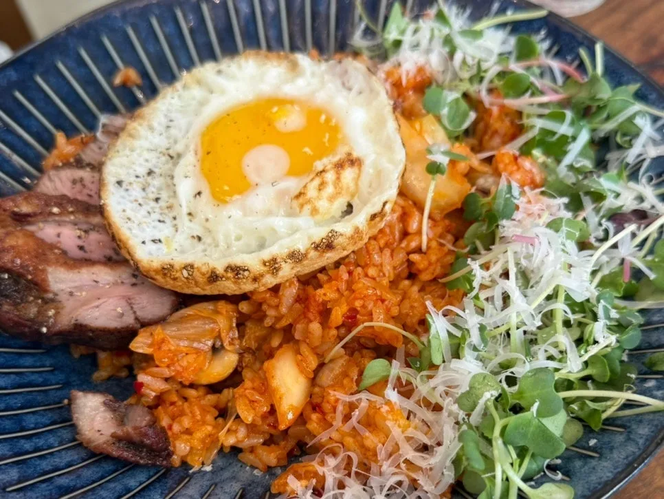 鴨の胸肉と目玉焼きをのせたキムチチャーハン