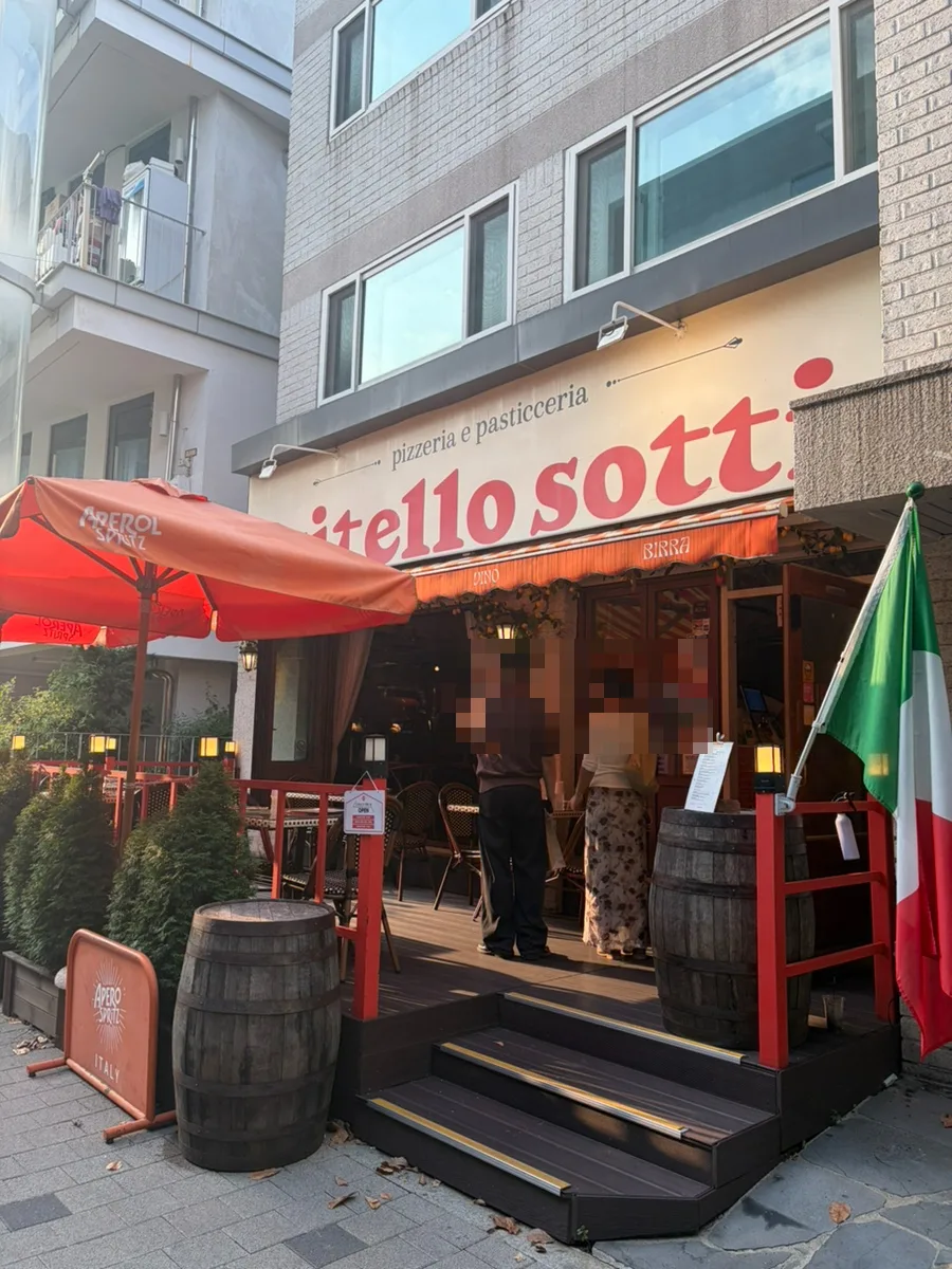 赤いパラソルと店先のテラス