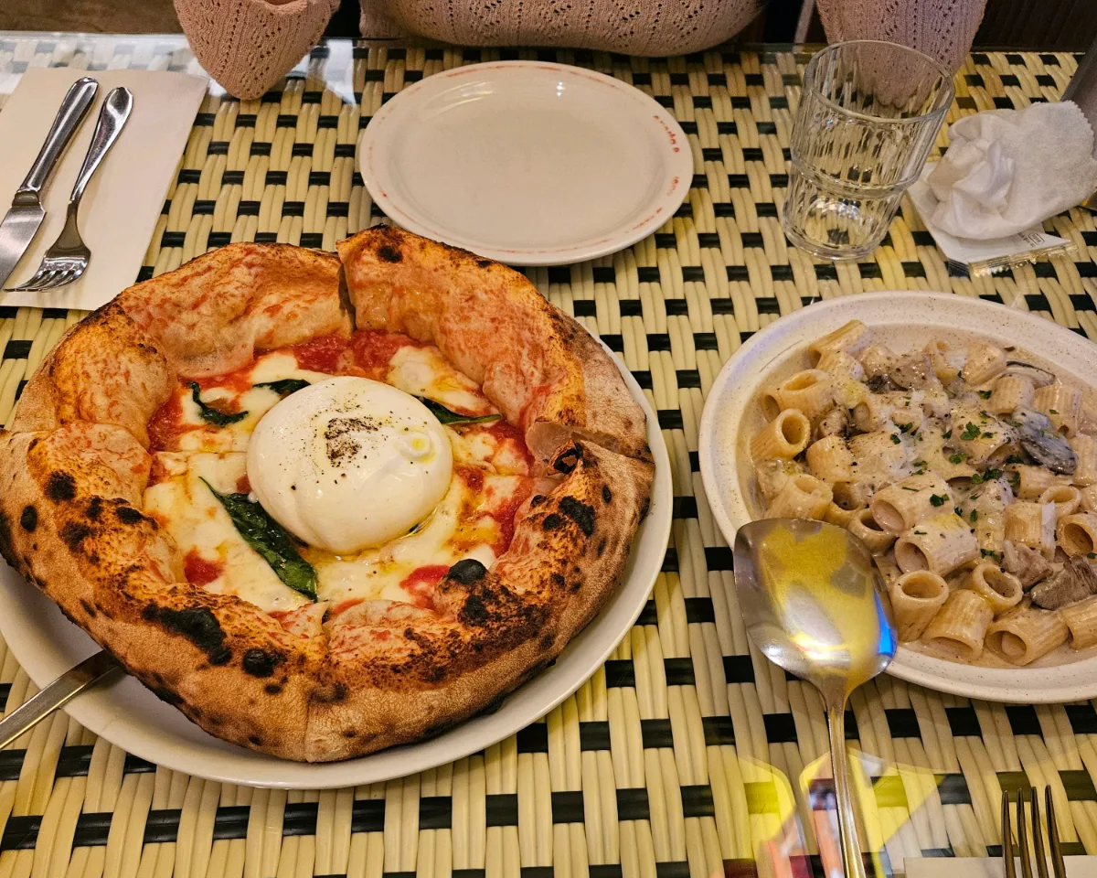 VITELLO SOTTI — ピザとクリームパスタの食卓