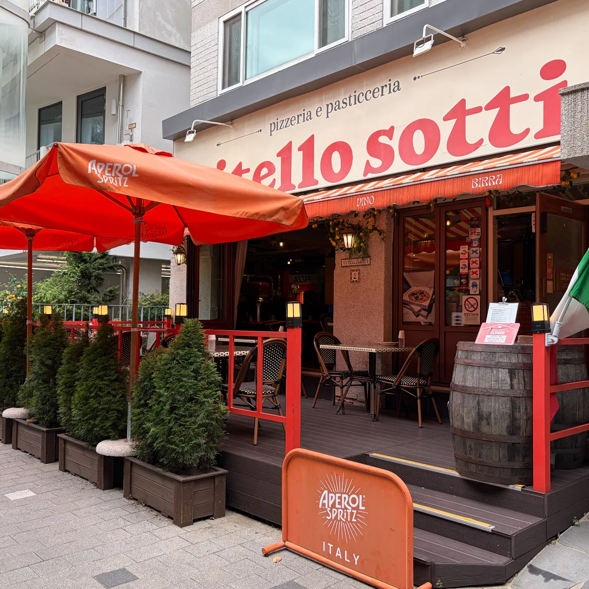 VITELLO SOTTI — 赤いパラソルが並ぶ店先