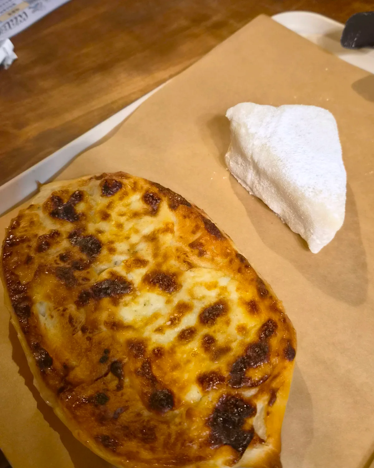 チーズが焼けたパンと白いもち菓子