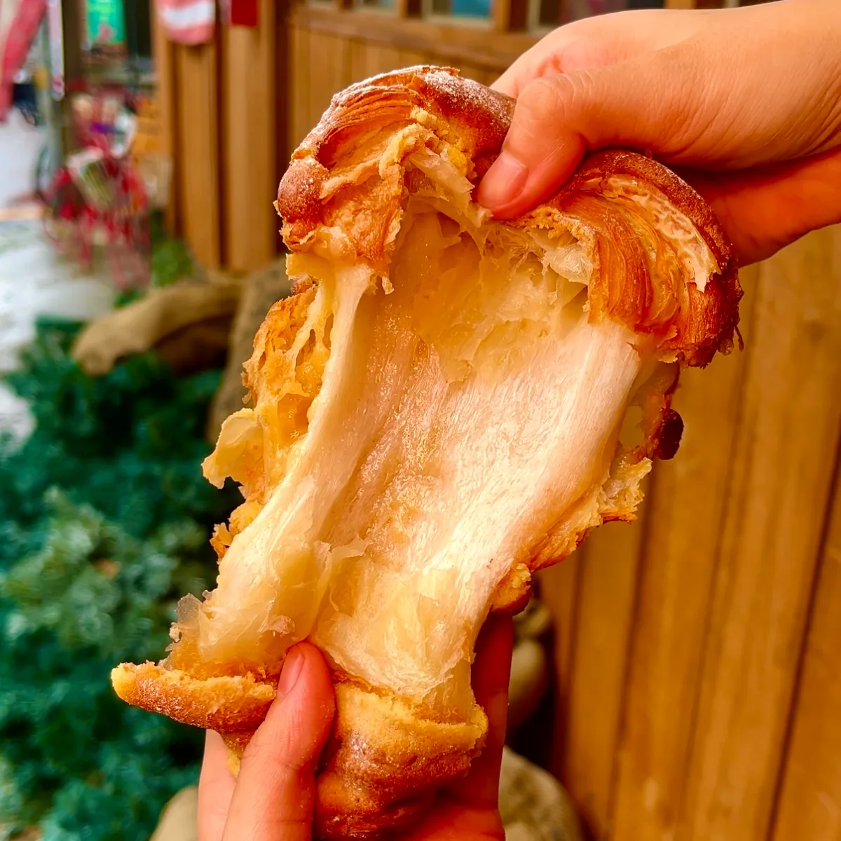 WHAT A BREAD 龍山店 — もちが伸びるプレーンクロッチ