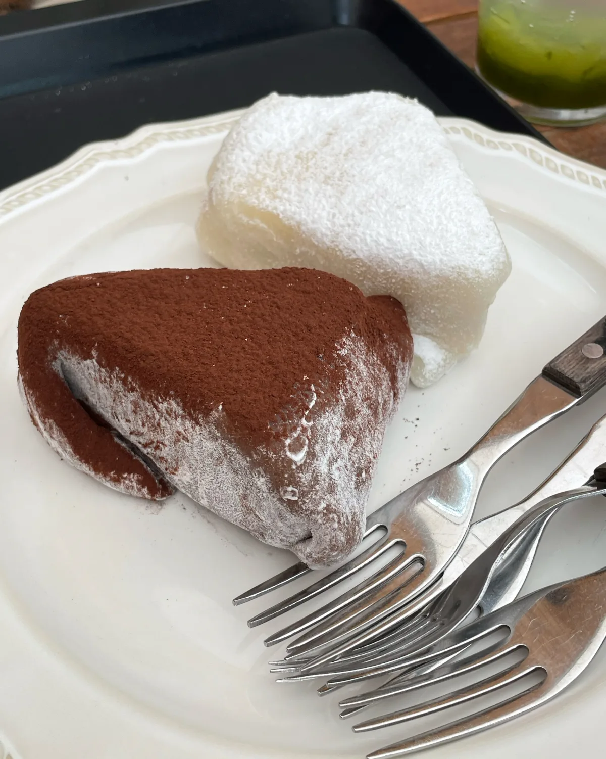 白とココア色のもち包みケーキ