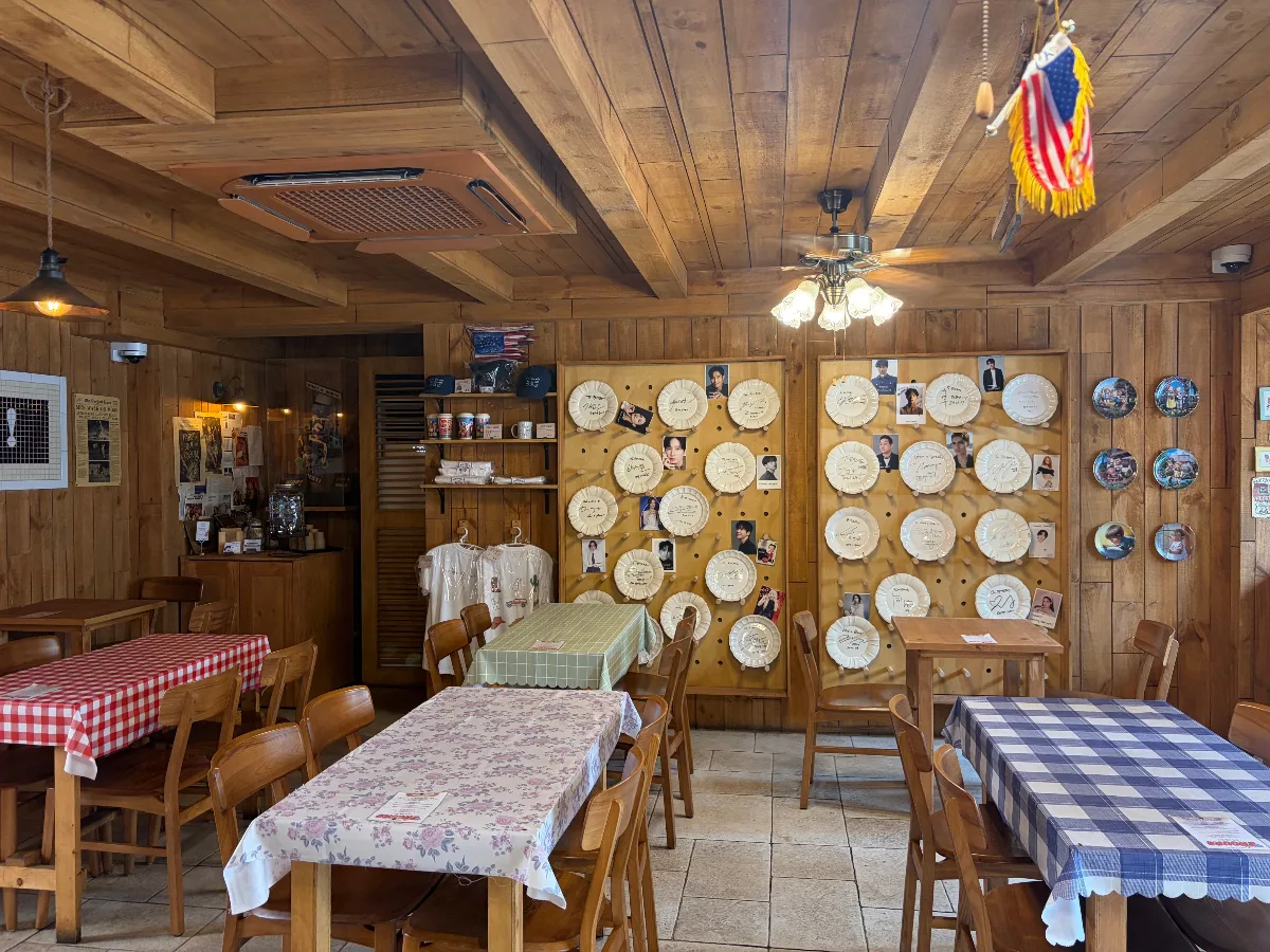 WHAT A BREAD 龍山店 — チェック柄のテーブルと木の椅子