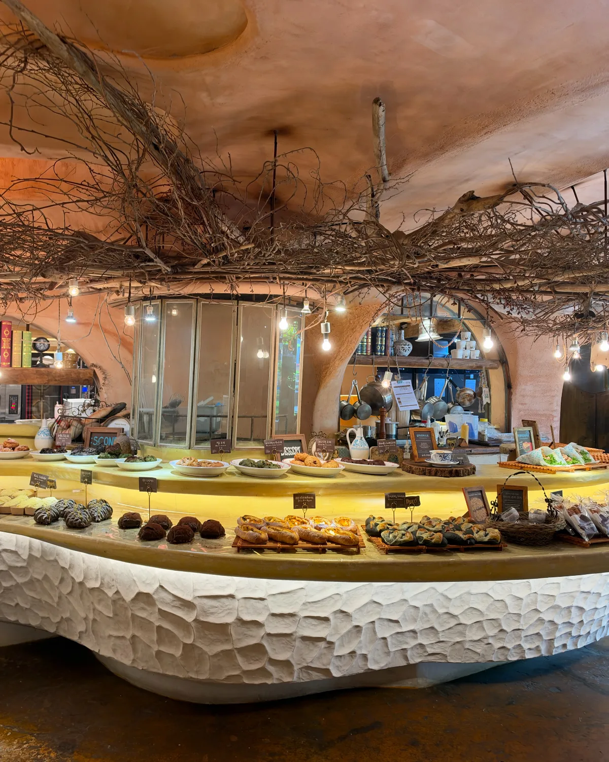 Who’s Who MUMU Bakery — 枝の装飾が広がるパン売り場