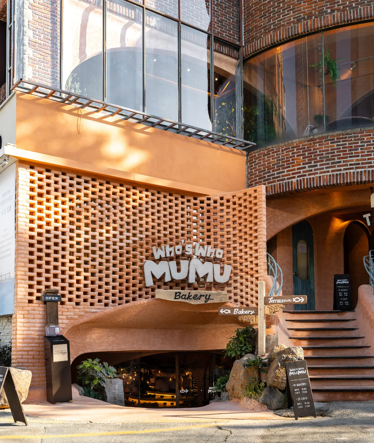 Who’s Who MUMU Bakery — ムムの看板とレンガの建物