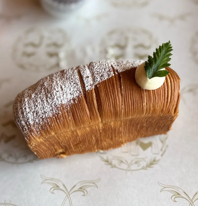 Who’s Who MUMU Bakery — 粉糖とクリームを添えたパイ