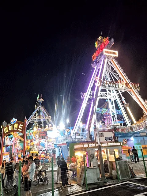 月尾島 — 夜の遊園地と海賊船