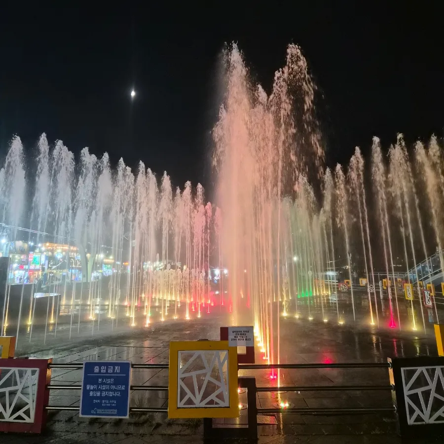 月尾島 — 色とりどりに光る夜の噴水