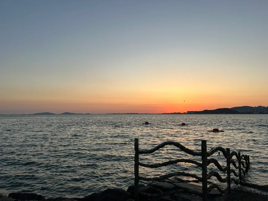夕焼けに染まる月尾島の海