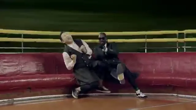 ディスコパンパンに乗るPSYとスヌープ・ドッグ(PSY『Hangover』MVより)