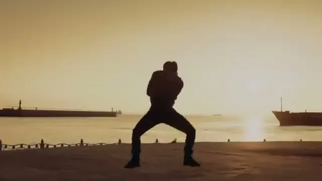 夕日の埠頭で踊るRAIN（RAIN『GANG』MVより）