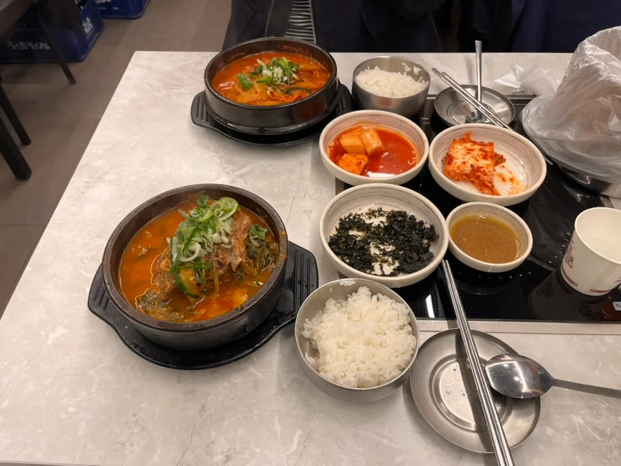 ウォンダンカムジャタン 明洞1号店 — 鍋料理とご飯が並ぶ食卓
