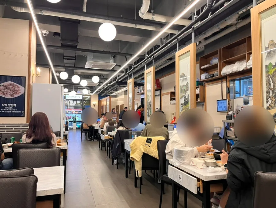 ウォンダンカムジャタン 明洞1号店 — テーブル席が並ぶ店内