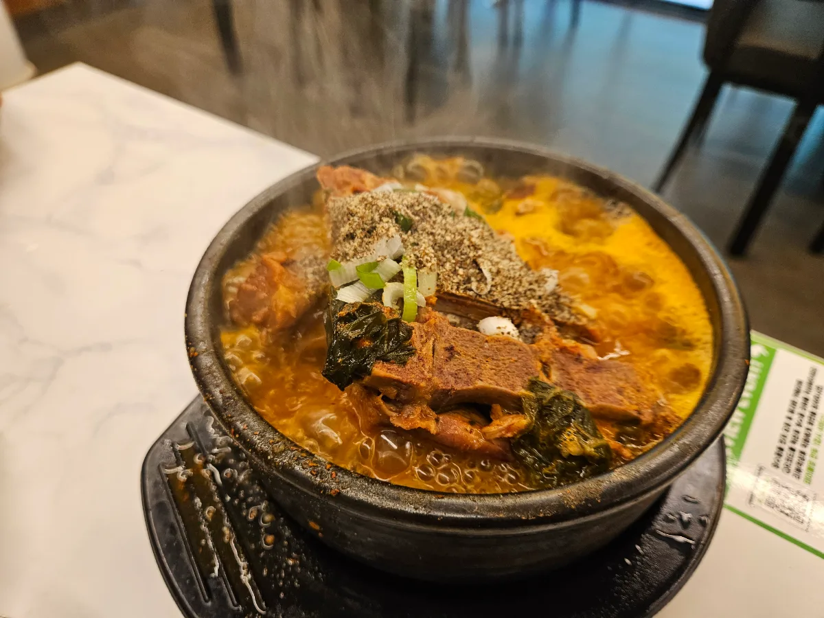 ウォンダンカムジャタン 明洞1号店 — 骨付き肉が入った熱いスープ