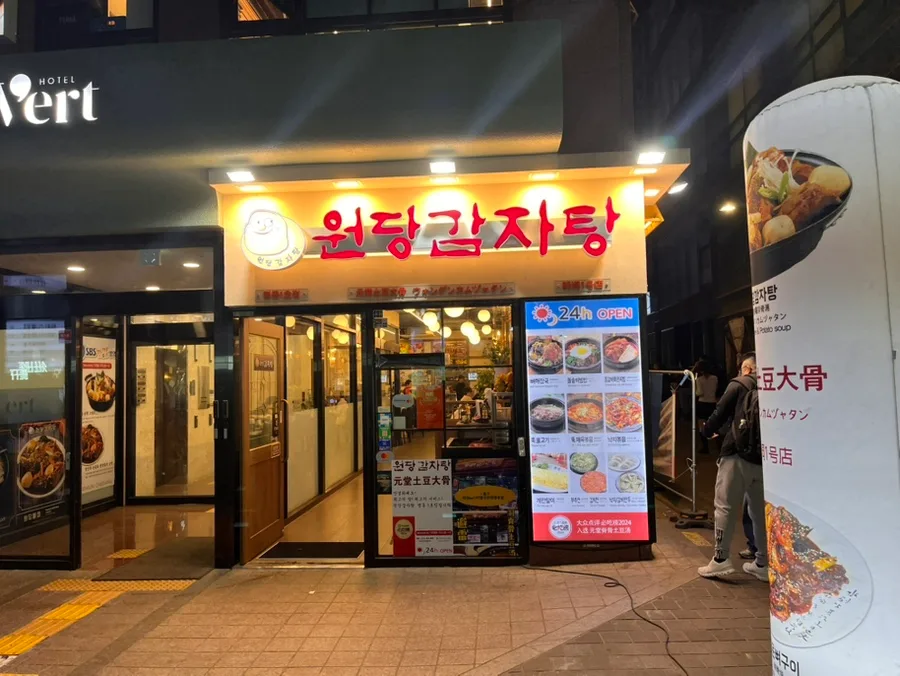 夜も明かりがともる店の入口