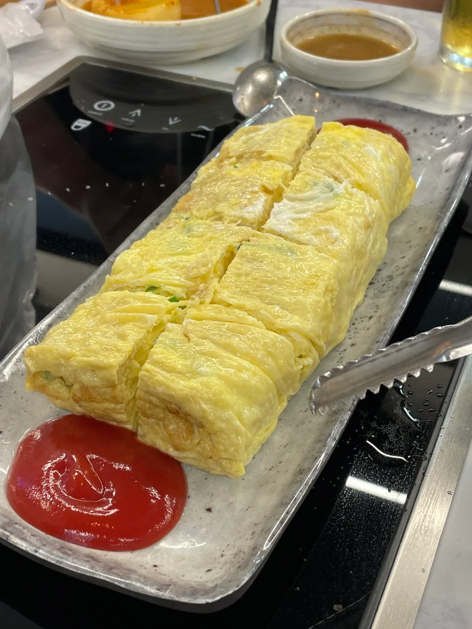 ウォンダンカムジャタン 明洞1号店 — ケチャップを添えた厚い卵焼き