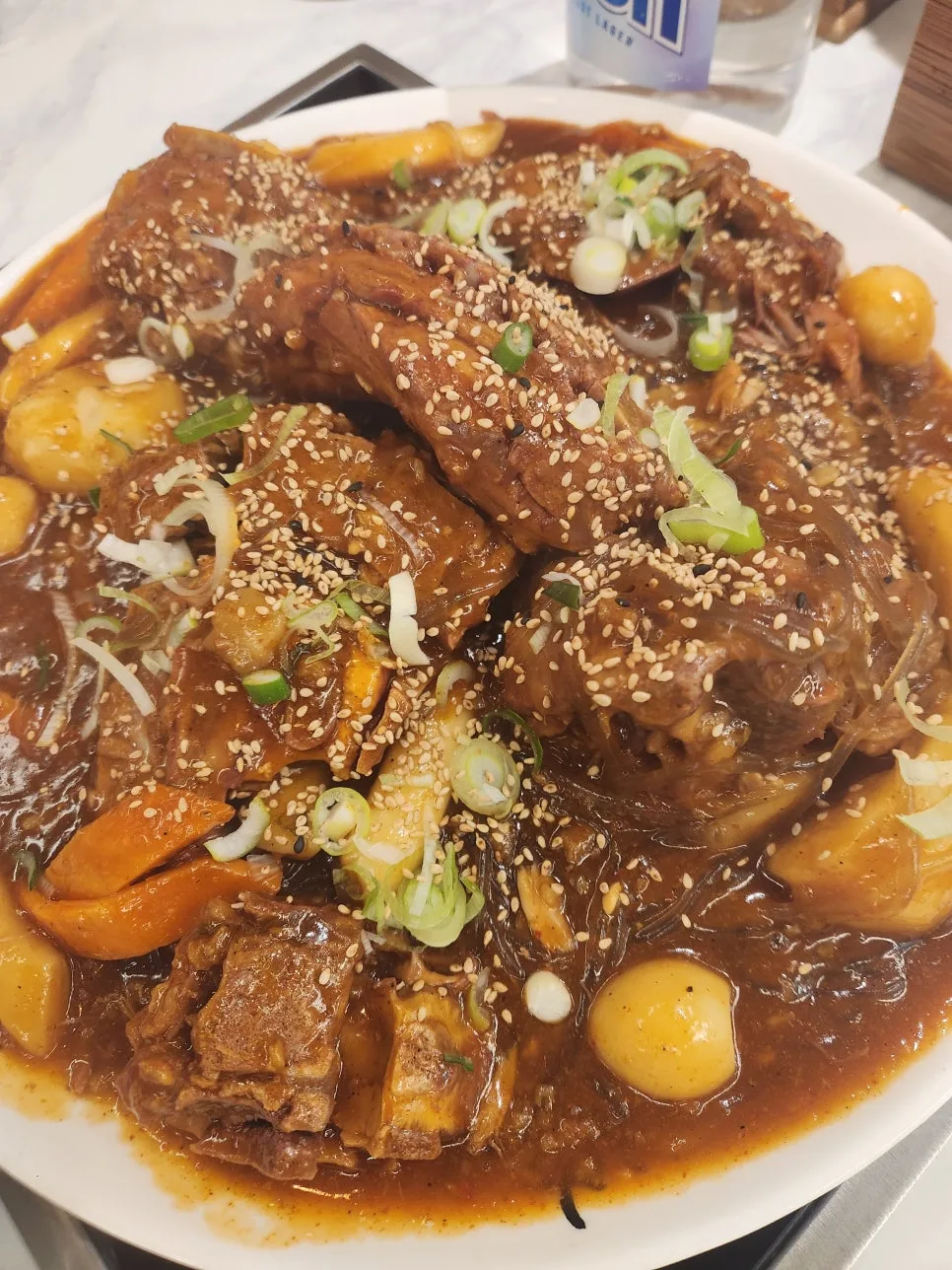 甘辛いたれの骨付き肉蒸し煮