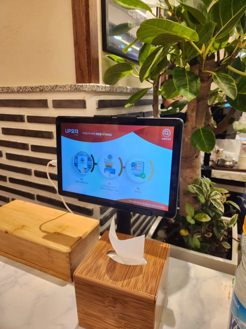 テーブルに置かれた注文用タブレット