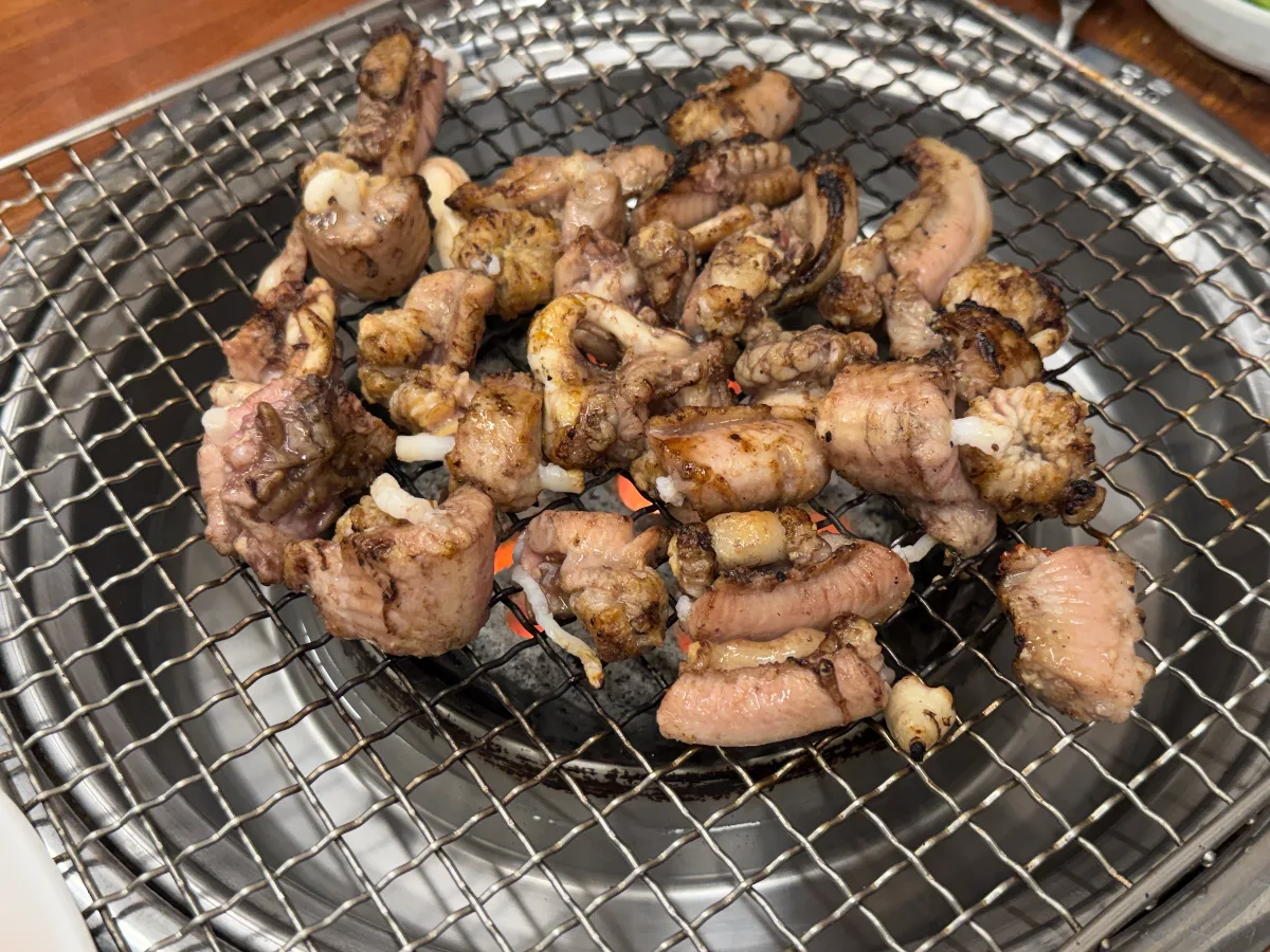 オンマチプ — 網の上で焼けたコムジャンオ