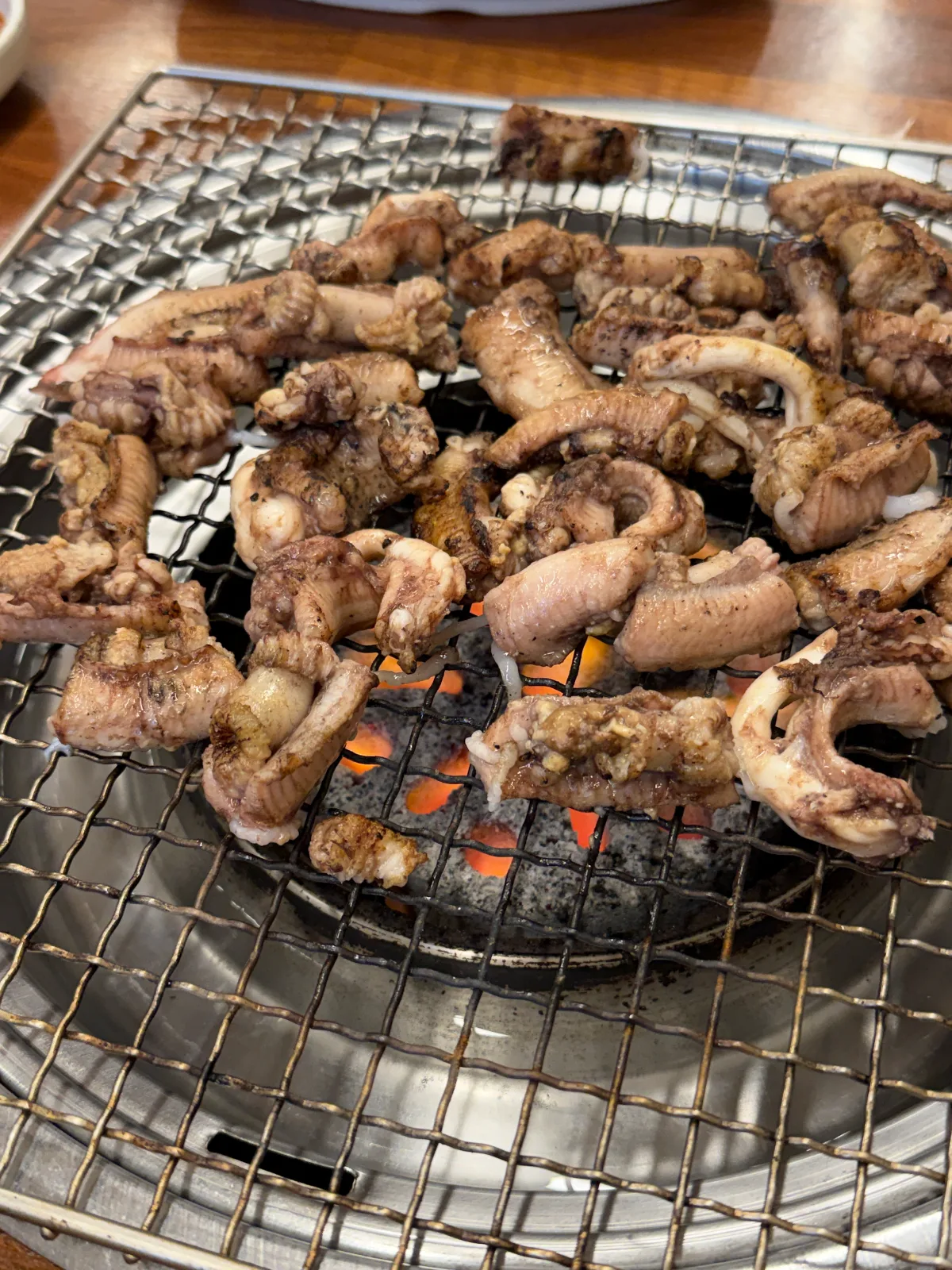 オンマチプ — 炭火の網に並ぶコムジャンオ