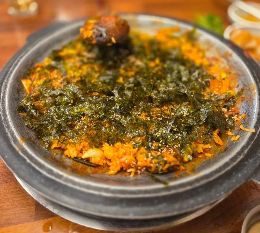 オンマチプ — 刻み海苔をのせた炒めご飯