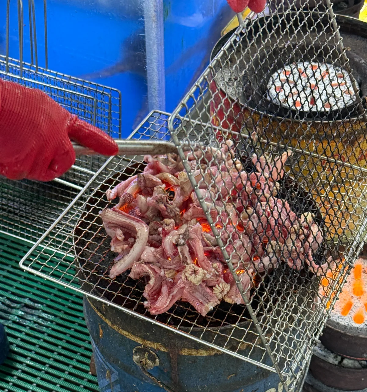 オンマチプ — 店先の炭火でコムジャンオを下焼き