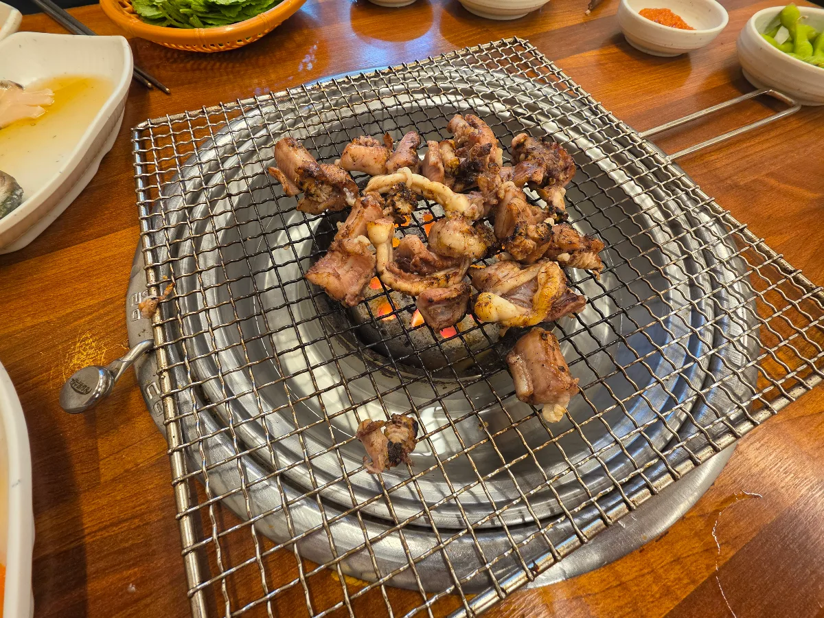 卓上の炭火で焼くコムジャンオ