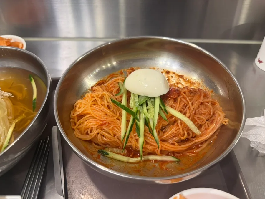 きゅうりと卵をのせたビビン麺
