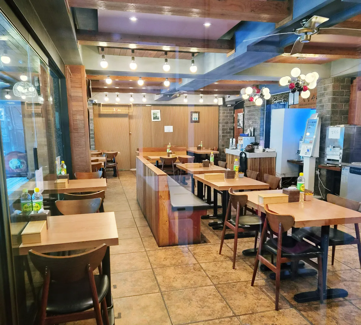 ケグムミルミョン — 木のテーブルが並ぶ店内