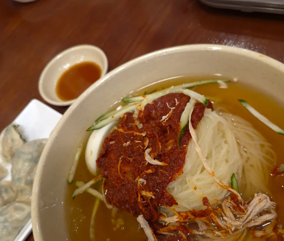 麺の上に盛られた赤い薬味