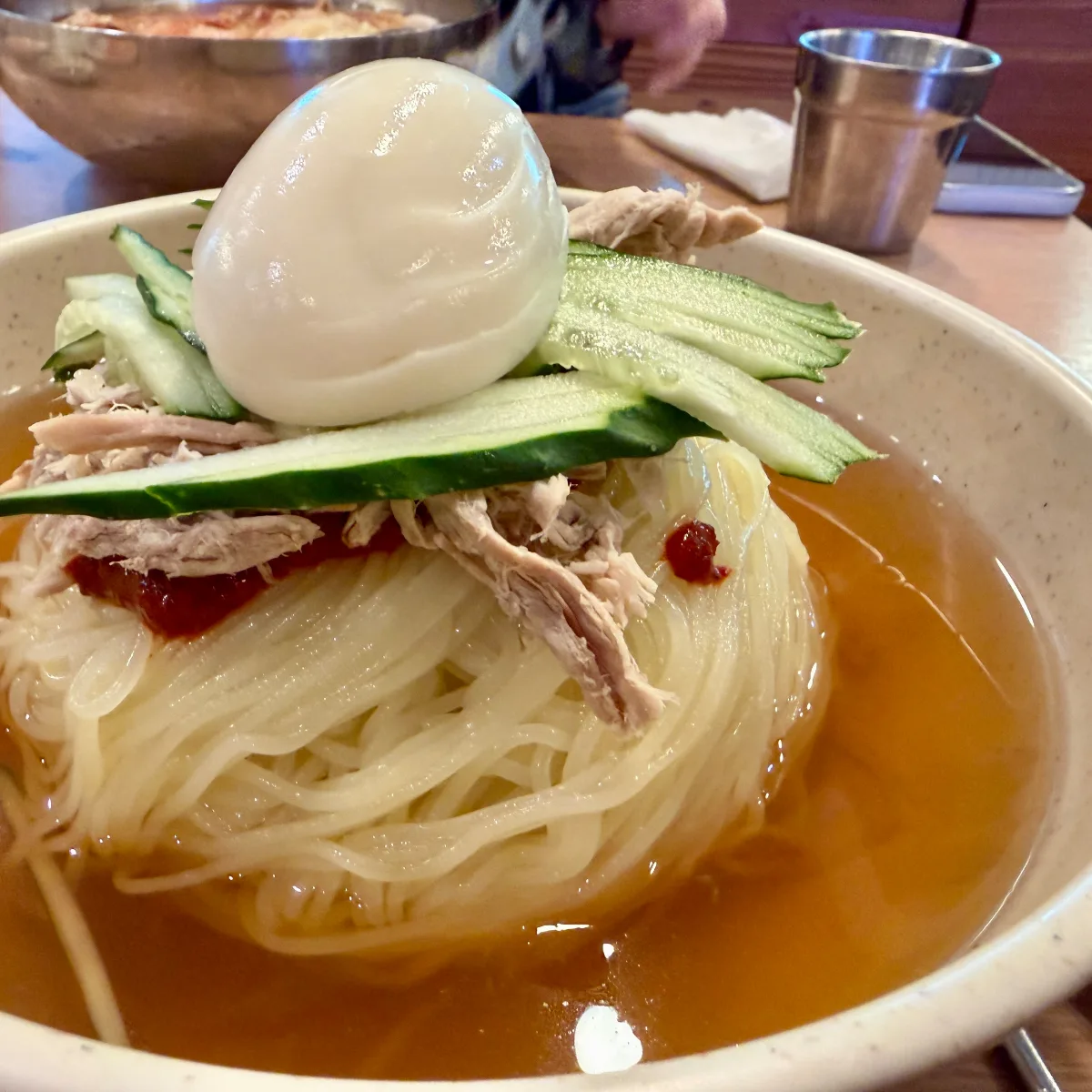 スープに浸る麺と肉の細切り