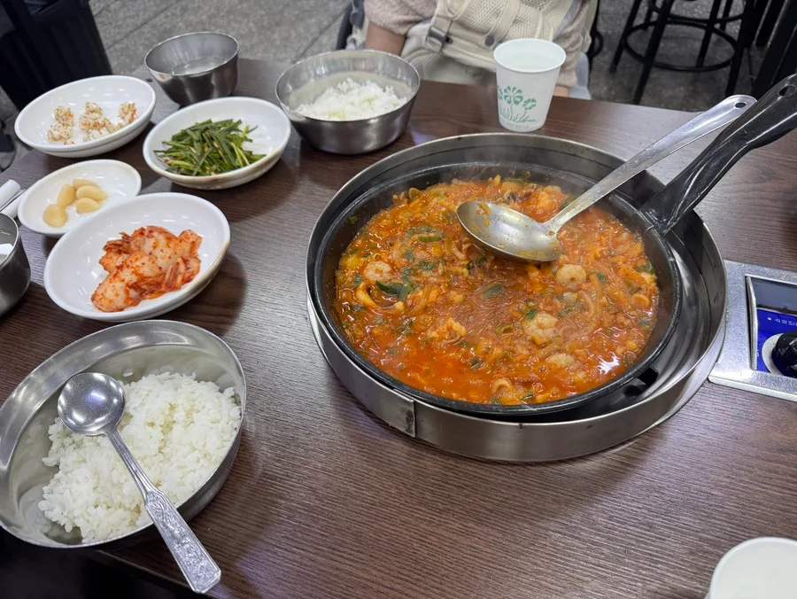 元祖ハルメナクチ — 煮込み鍋とご飯、小皿のおかず
