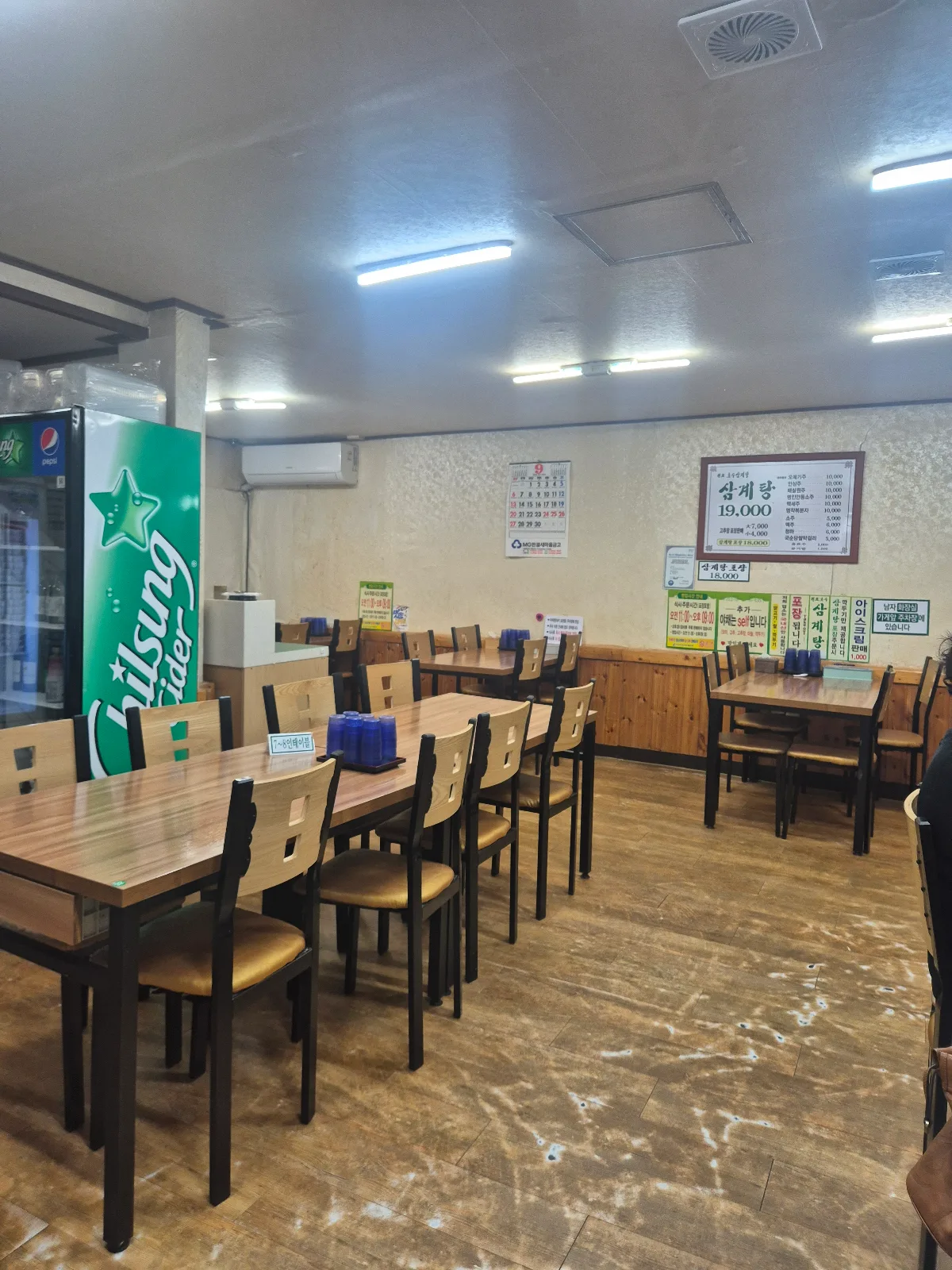 木のテーブルが並ぶ食事スペース
