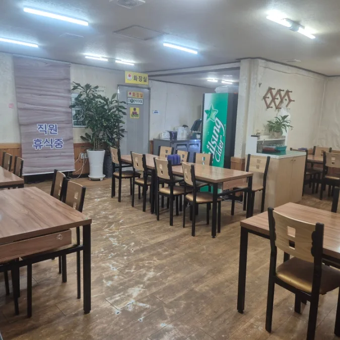 元祖ホスサムゲタン — 木のテーブルと椅子が並ぶ店内