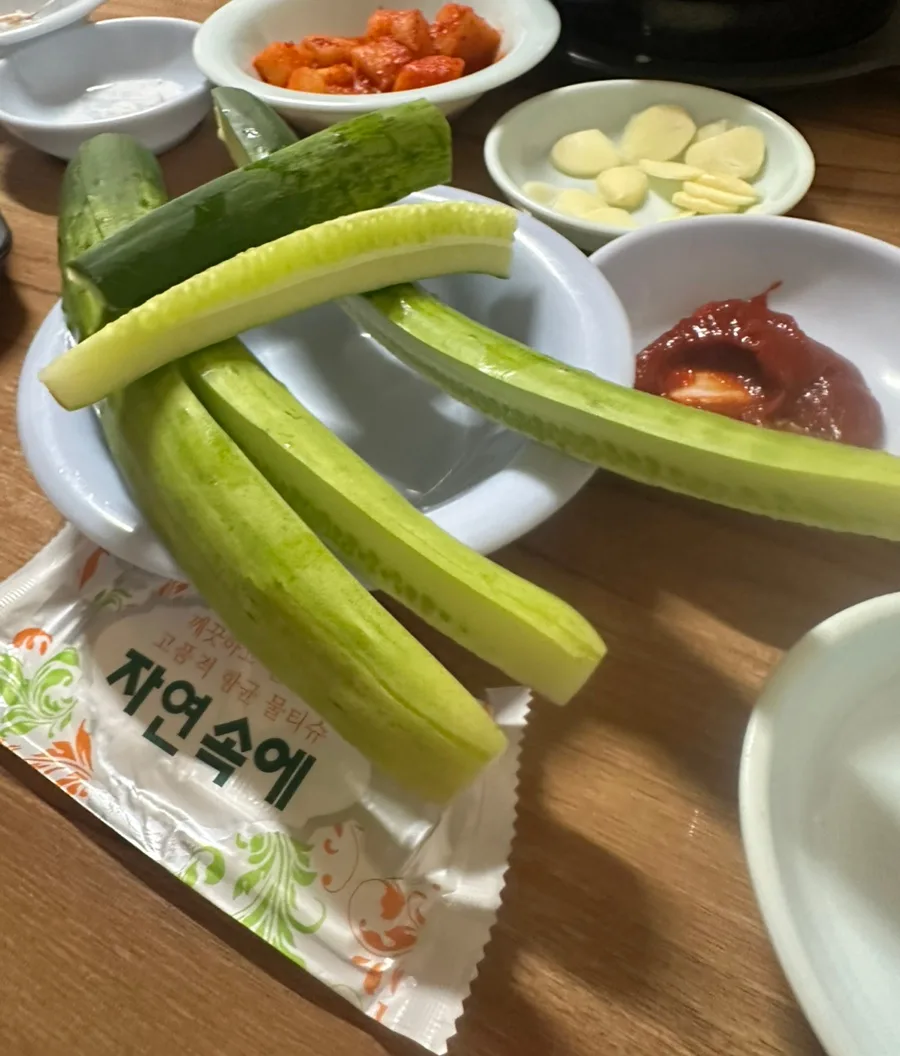 長く切ったキュウリと赤いみそ