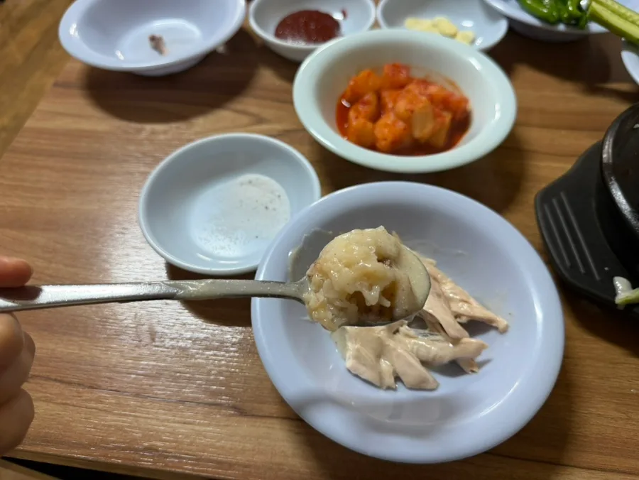 スプーンにのせたもち米と鶏肉