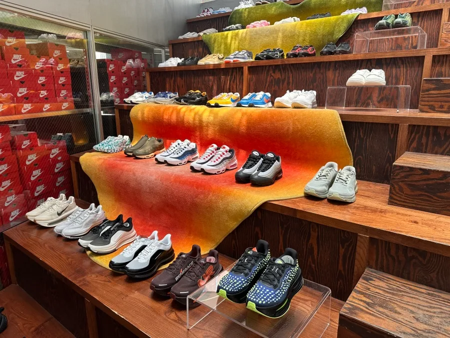 WORKSOUT 狎鴎亭店 — 木製の段に並ぶスニーカー