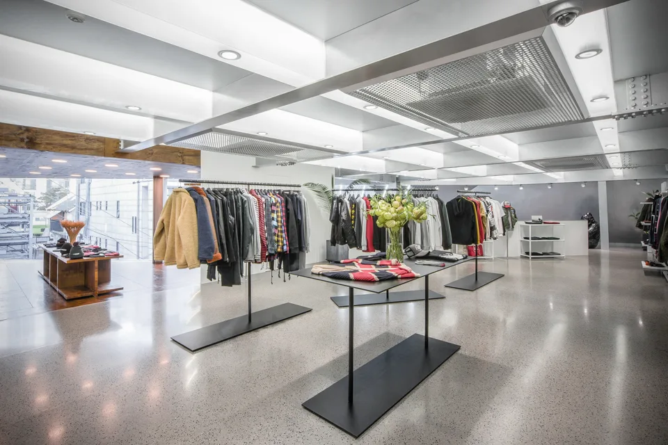 WORKSOUT 狎鴎亭店 — 服のラックが並ぶ広い売り場