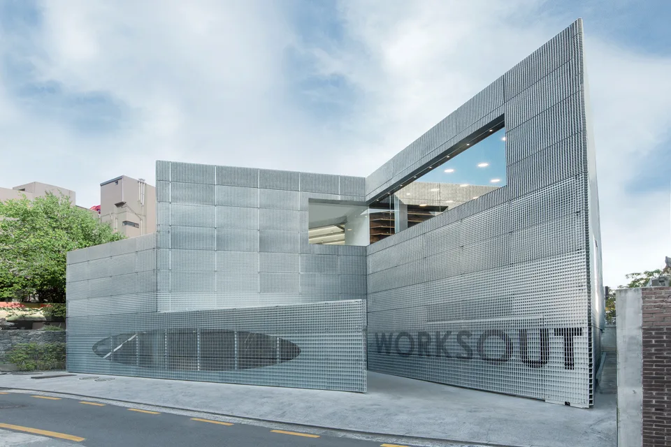 WORKSOUT 狎鴎亭店 — 金属格子に覆われた店舗の建物